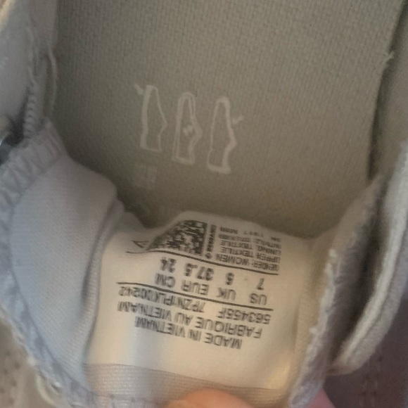 Never been worn Converse women’s Size 7 - Picture 3 of 3